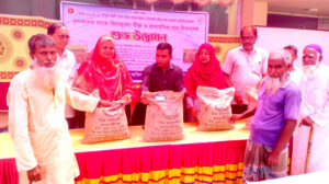 ভোলাহাটে বিনামূল্যে বীজ ও সার বিতরণ