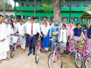 গোমস্তাপুরে শিক্ষাবৃত্তি ও বাইসাইকেল বিতরণ বিভিন্ন উন্নয়ন প্রকল্প পরিদর্শন জেলা প্রশাসকের