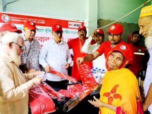 ৫ উপজেলায় ছাতা বিতরণ করল রেড ক্রিসেন্ট