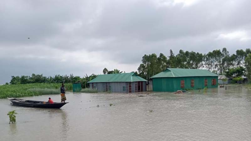 উলিপুরে থৈ থৈ পানিতে অসহায় বানভাসিরা
