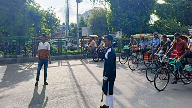 সড়কে ট্রাফিক পুলিশের ভূমিকায় শিক্ষার্থীরা