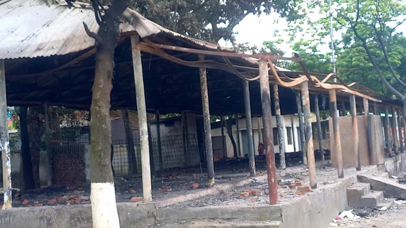 চাঁদপুর নৌ থানা পুড়িয়ে দিলেন জেলেরা