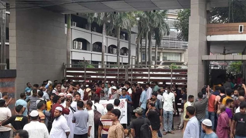 পুলিশ সদর দপ্তরের সামনে চাকরিচ্যুতদের বিক্ষোভ