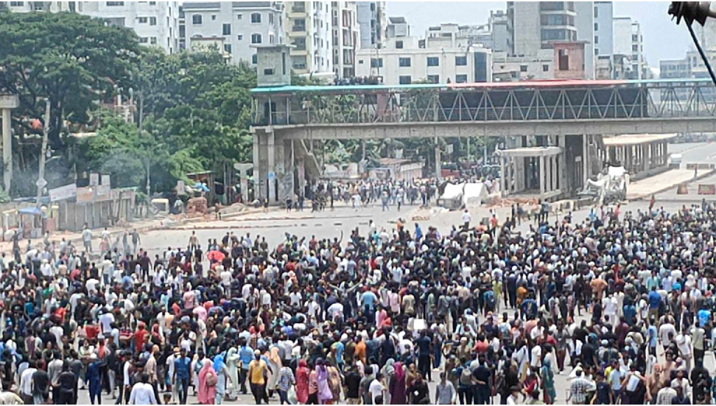 এক দফার দাবীতে রাজধানীর উত্তরায় সংঘর্ষে গুলিবিদ্ধ ১৮