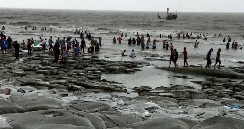 বৈরী আবহাওয়া উপেক্ষা করে সাগর পাড়ে হাজারো পর্যটক