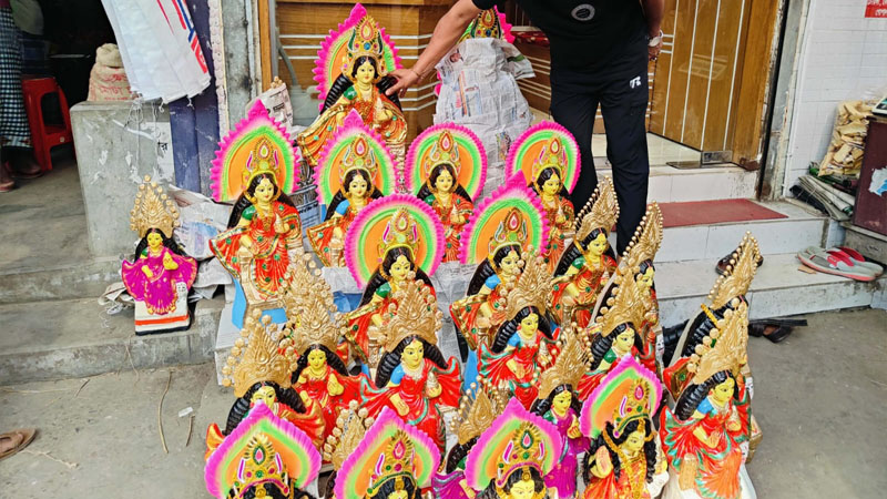 ব্যতিক্রমী আয়োজন,  কোটালীপাড়ায় লক্ষ্মী প্রতিমার হাট