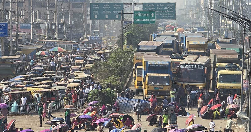 বকেয়া বেতনের দাবিতে সাভারে মহাসড়ক অবরোধ