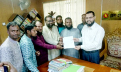 পদ্মা নদীতে অবৈধ বালু উত্তোলন বন্ধের দাবিতে এলাকাবাসীর মানববন্ধন ও স্মারকলিপি পেশ
