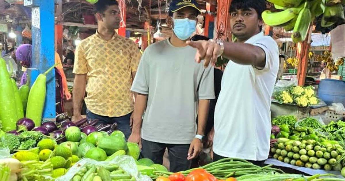 বাজার পরিদর্শনে উপদেষ্টা আসিফ