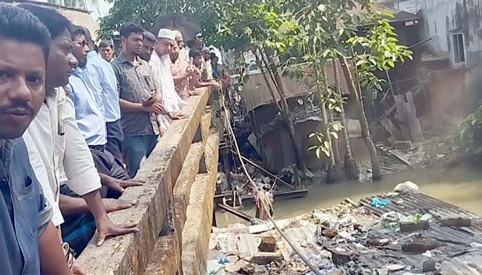 মঠবাড়িয়ায় অবৈধ স্থাপনা উচ্ছেদ, হোটেল মালিককে জরিমানা