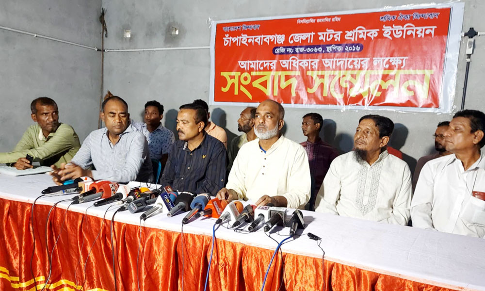 চাঁপাইনবাবগঞ্জ-রাজশাহী রুটে বাস চলাচল নিয়ে অভিযোগ