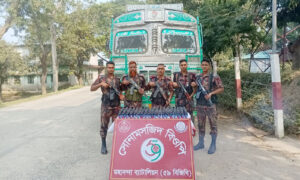 সোনামসজিদ এলাকায় পাথরবোঝাই ট্রাকসহ ফেনসিডিল আটক