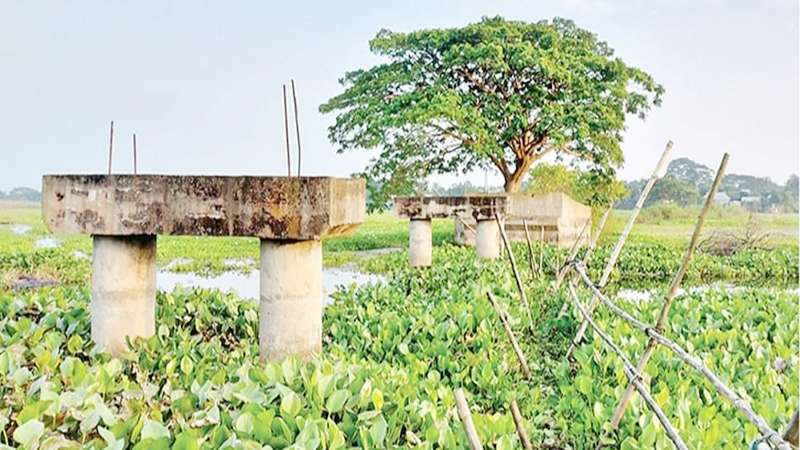 দাউদকান্দি-মতলব সড়ক তিন বছরেও শেষ হয়নি