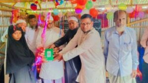 শিবগঞ্জে শিক্ষার্থীদের মধ্যে কোরআন শরীফ বিতরণ
