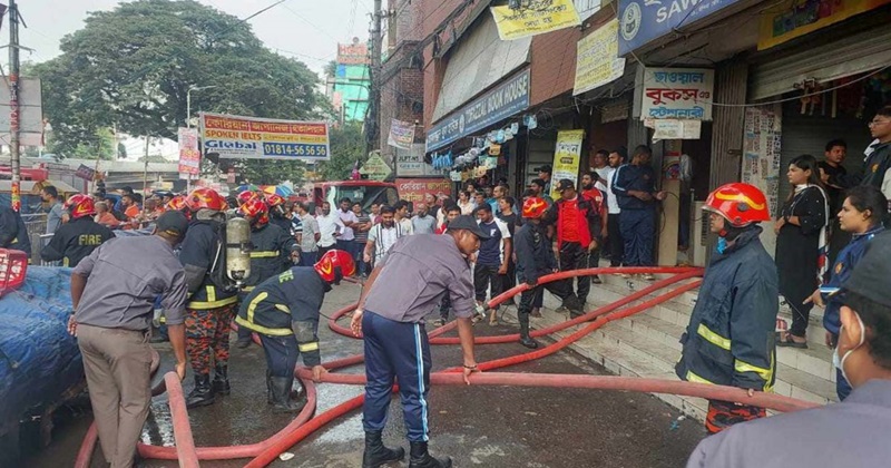ফার্মগেটে মার্কেন্টাইল ব্যাংক ভবনে আগুন, নিয়ন্ত্রণে ৫ ইউনিট