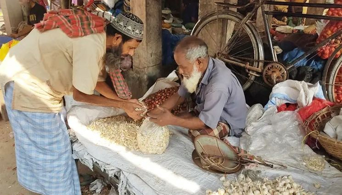 সিরাগঞ্জে পলিথিনের বিকল্প না থাকায় বিপাকে ক্রেতা-বিক্রেতা