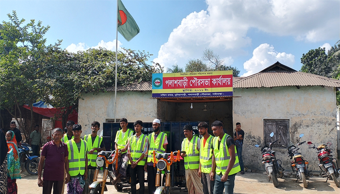 আবর্জনা অপসারণে ভ্রাম্যমান ভ্যানগাড়ির উদ্বোধন