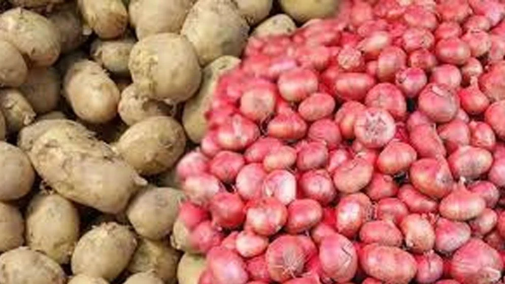 আমদানি অব্যাহত, তবুও কমছে না আলু-পেঁয়াজের দাম