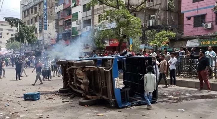 আদালতে হামলা, পুলিশের গাড়ি ভাঙচুর