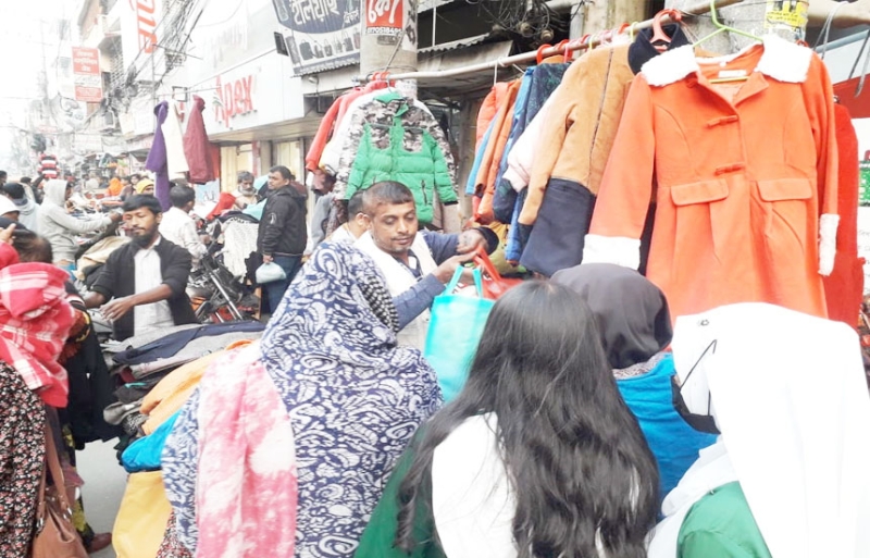 সিলেটে ফের হকারের দখলে ফুটপাত