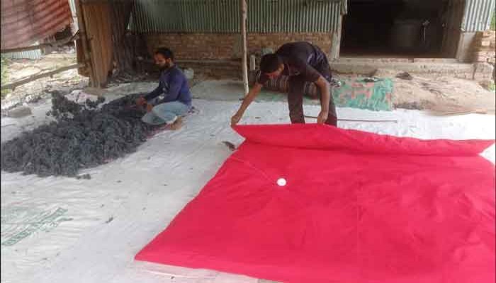 ফুলবাড়ীতে শীতের তিব্রতা বাড়ায় লেপ-তোষক তৈরির ধুম