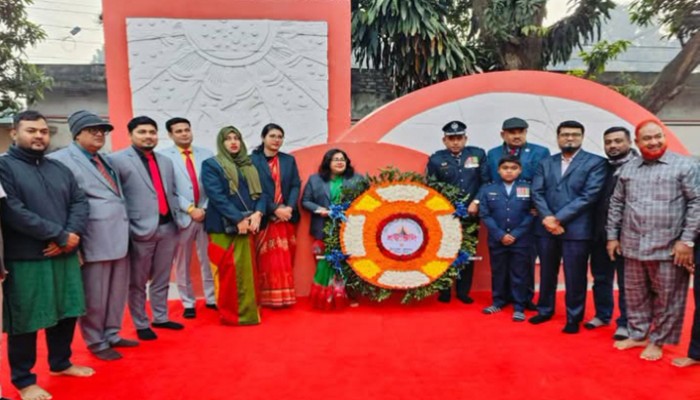 মোহনপুরে মহান বিজয় দিবস উপলক্ষে উপজেলা প্রশাসনের পতাকা উত্তোলন ও পুষ্পস্তবক অর্পণ