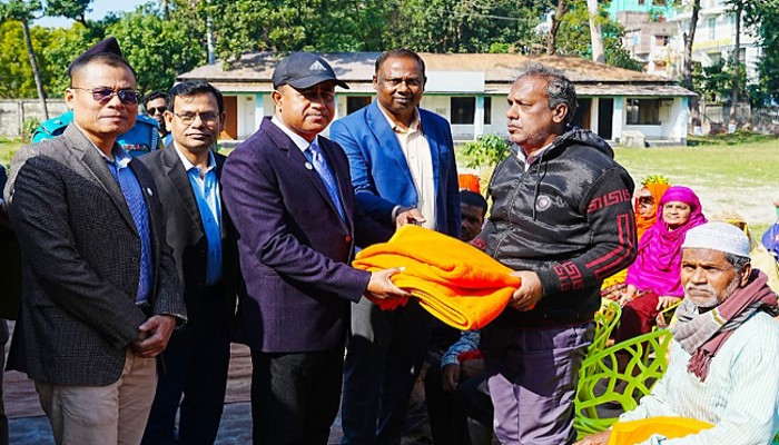 মহানগরীতে দুস্থদের মাঝে কম্বল বিতরণ করলেন পুলিশ কমিশনার