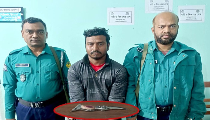 মহানগরীতে ধারালো অস্ত্র-সহ গ্রেফতার কিরন