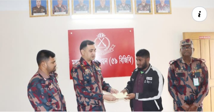 ছাত্র আন্দোলনে আহত এক ছাত্রকে অনুদান দিল ৫৯বিজিবি