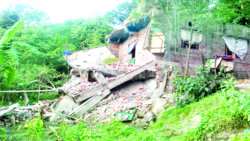 দুই কিমিজুড়ে ধস, ভেঙে পড়ছে বাড়িঘর