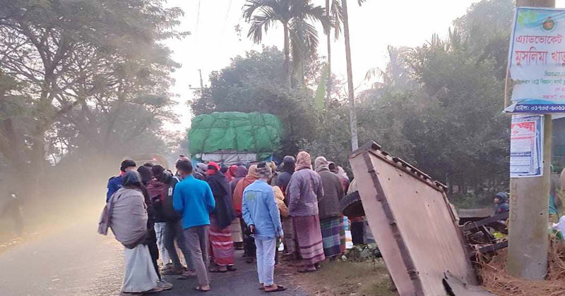 দাঁড়িয়ে থাকা করিমনে ট্রাকের ধাক্কা, ৩ শ্রমিক নিহত