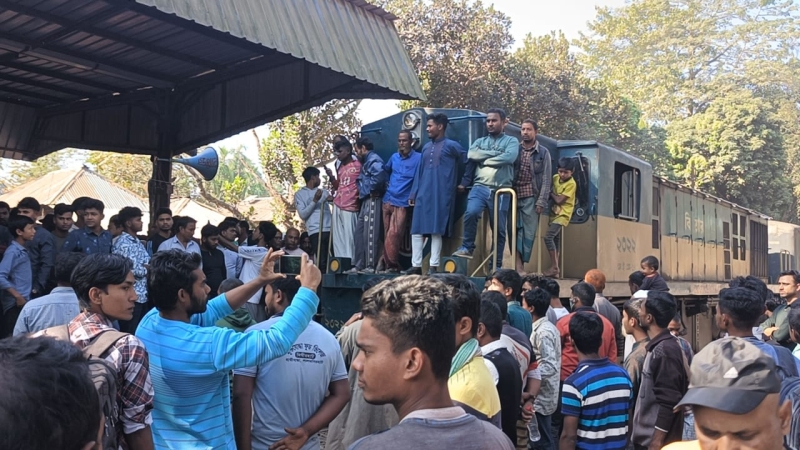 বুড়িমারী থেকে আন্তঃনগর ট্রেন চলাচলের দাবিতে রেল ও সড়কপথ অবরোধ