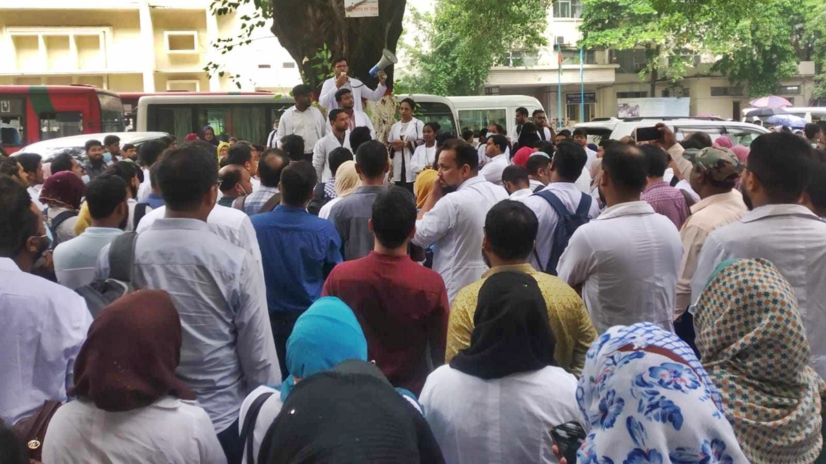 ভাতা বাড়ানোর প্রজ্ঞাপন প্রত্যাখ্যান ট্রেইনি চিকিৎসকদের