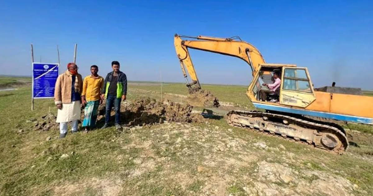 হাওরে ফসলরক্ষা বাঁধের কাজ শুরু: স্বস্তিতে কৃষক