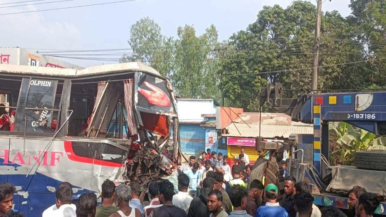 চট্টগ্রামে ৩ গাড়ির সংঘর্ষে আহত ২০