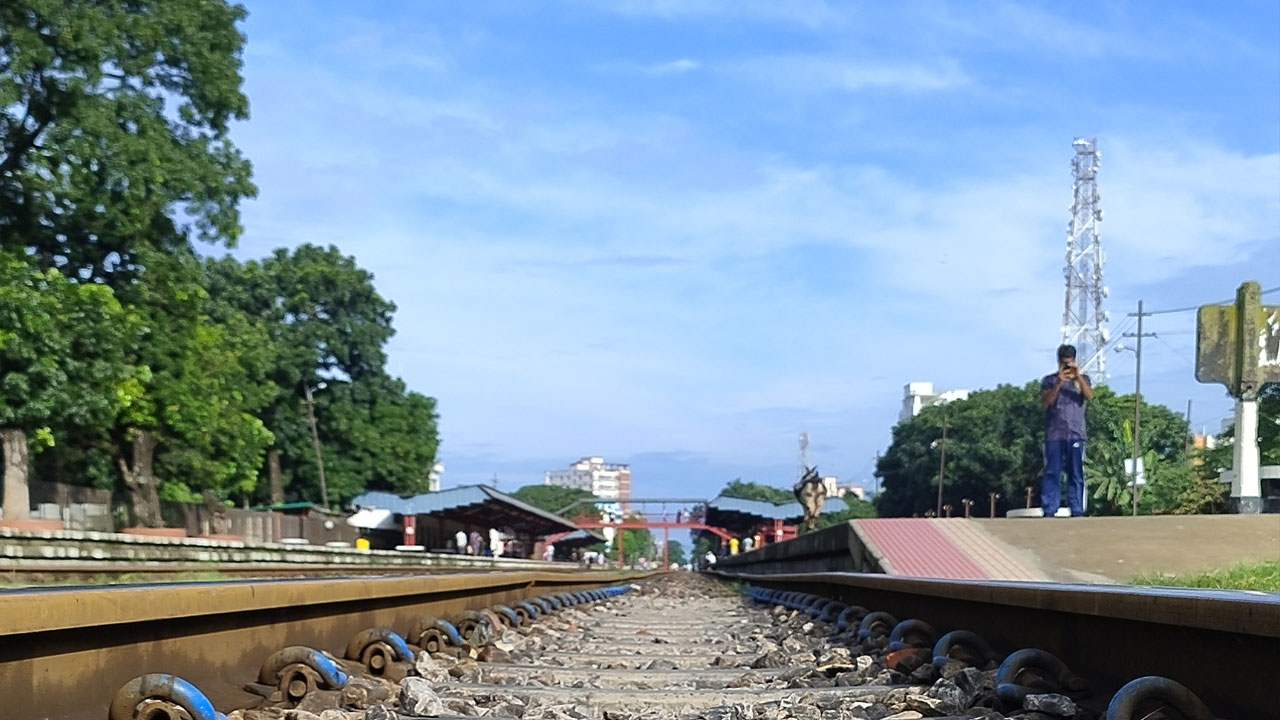 ট্রেনের ধাক্কায় যুবক নিহত মগবাজারে