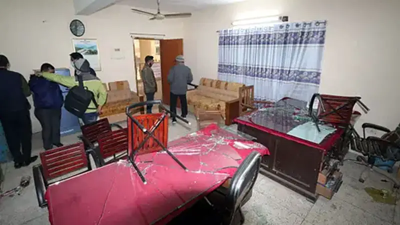 রাজশাহী রেলওয়ে স্টেশনে ক্ষুব্ধ যাত্রীদের ভাঙচুর