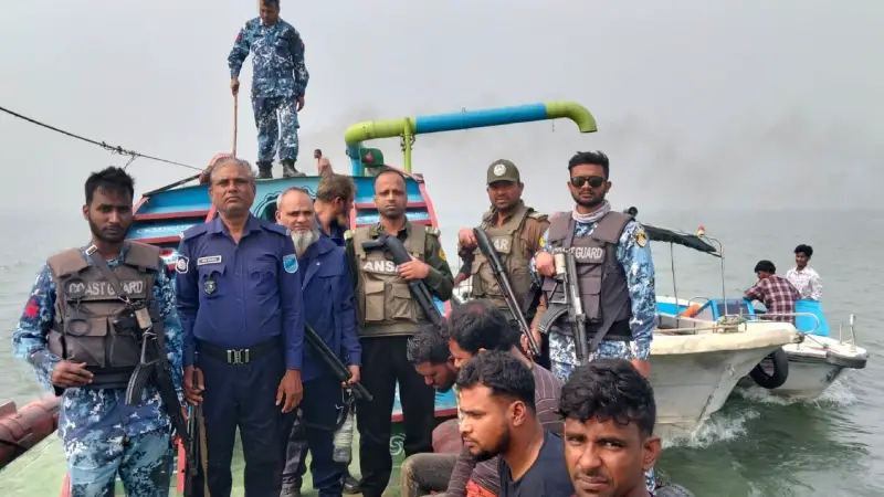 যমুনায় অবৈধভাবে বালু উত্তোলনের দায়ে ড্রেজারসহ আটক ৫