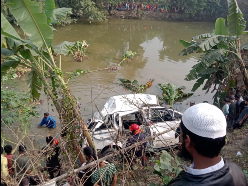 ট্রেনের ধাক্কায় মাইক্রোবাসের ৪ যাত্রী নিহত