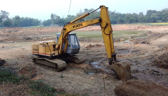 ফসলি জমি ও ফলজ বাগান নস্ট করে অবৈধ পুকুর খনন