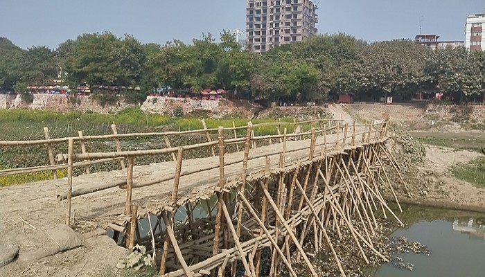 মহানগরীর বড়কুঁঠি খেয়াঘাটে মাত্রাতিরিক্ত ইজারা আদায় ও বাঁশের সেতু তৈরী করে চাঁদাবাজির অভিযোগ!