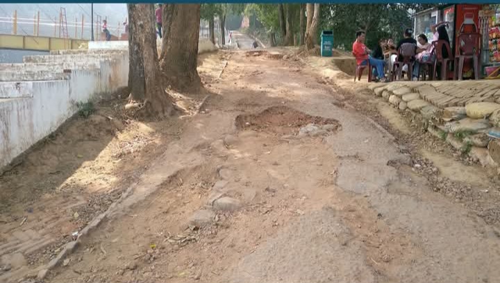 সড়কের কারণে পর্যটক হারাচ্ছে আলুটিলা