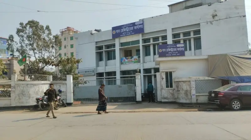 ধামরাইয়ে সাব-রেজিষ্ট্রার কার্যালয়ে দুদকের অভিযান