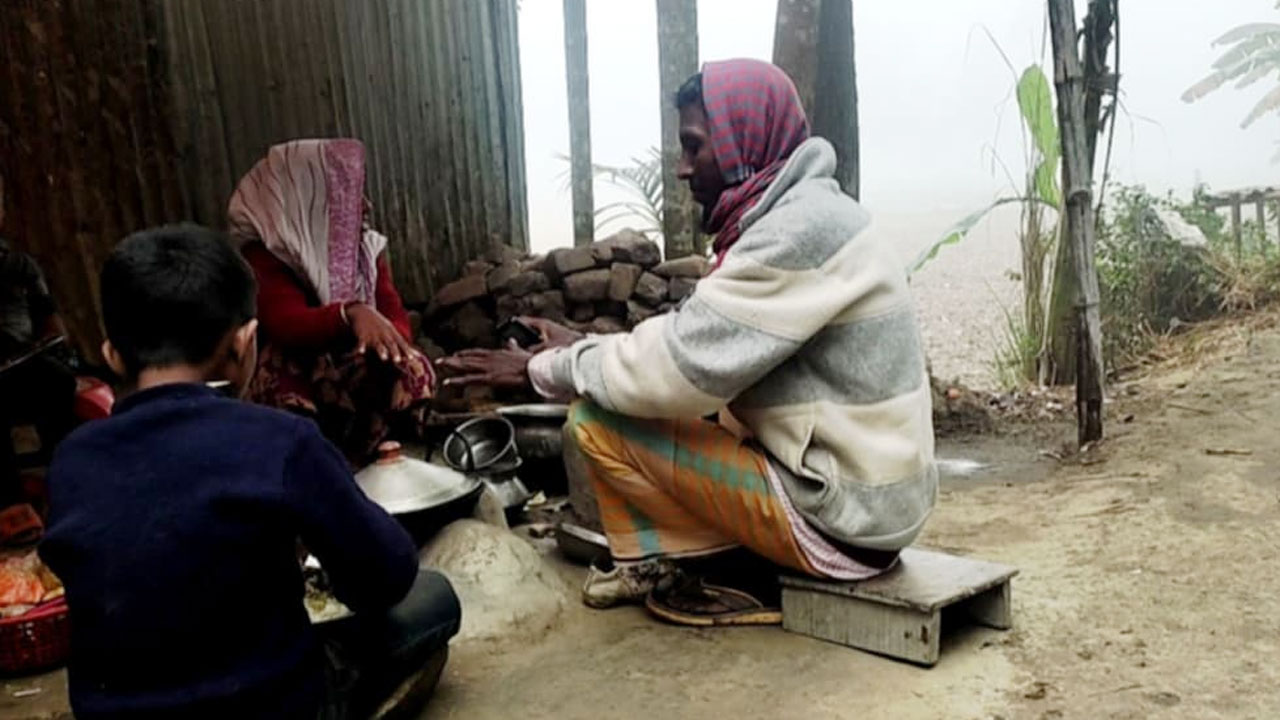 গাইবান্ধায় জেঁকে বসেছে শীত, বিপাকে নিম্ন আয়ের মানুষ