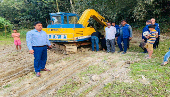 ফেনীতে কৃষি জমির মাটি কাটার অপরাধে জরিমানা