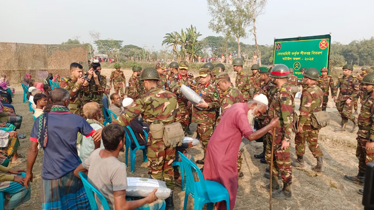 ময়মনসিংহে সেনাবাহিনীর বাৎসরিক মহড়ায় সেনাপ্রধান, শীতবস্ত্র বিতরণ