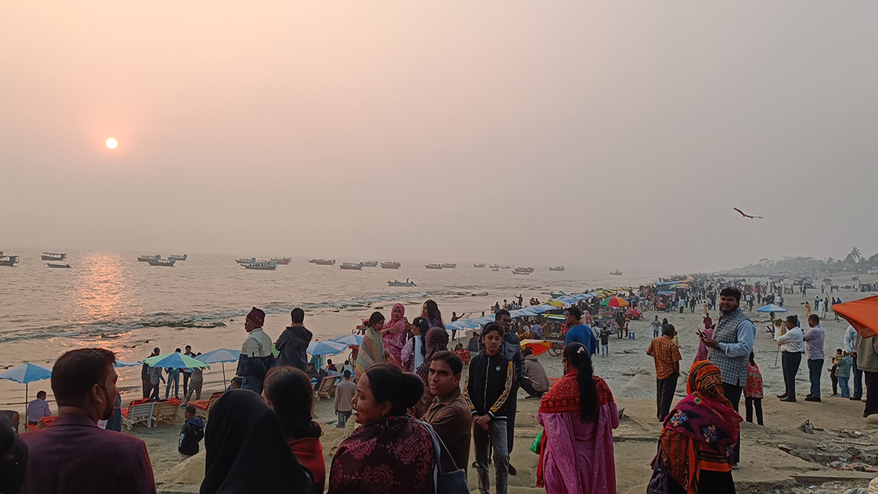সাপ্তাহিক ছুটির দিনে কুয়াকাটায় পর্যটকদের ভিড়