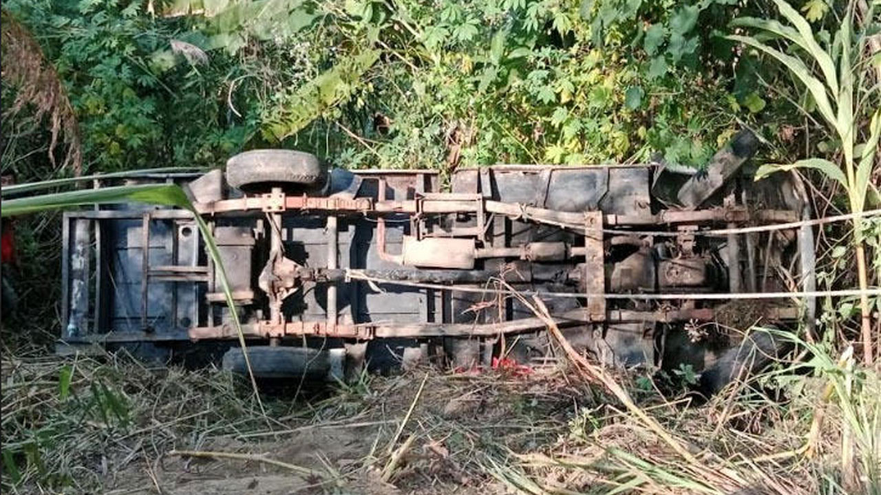 সাজেকে পর্যটকবাহী গাড়ি উল্টে ৬ শিক্ষার্থী আহত