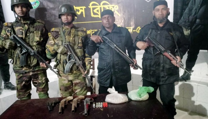 চারঘাটে বিপুল পরিমাণ দেশী-বিদেশী আগ্নেয়াস্ত্র ও বিস্ফোরক উদ্ধার করেছে যৌথ বাহিনী