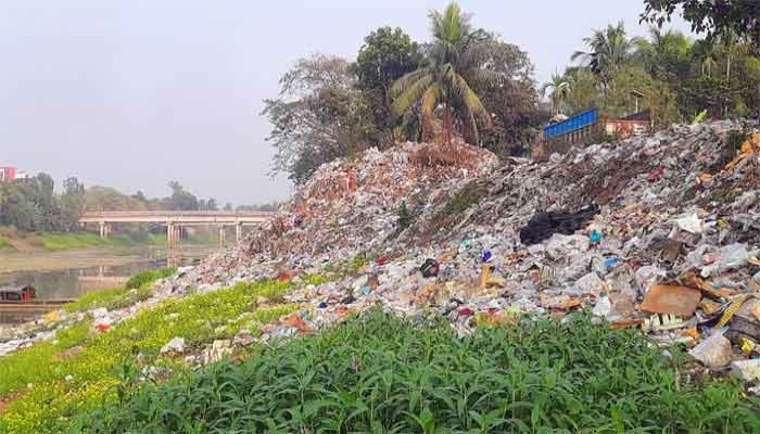 গুরুদাসপুরে ৩৪ বছরেও একটি ডাস্টবিন হয়নি: বর্জ্যরে দূষণ-দুর্গন্ধে নাকাল পৌরবাসী